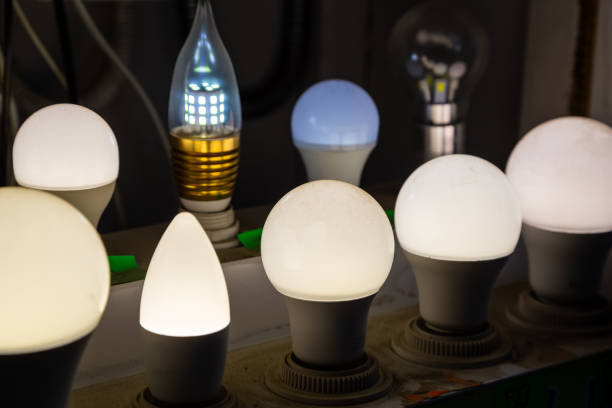 ampoules led sur le fond. économie d’énergie - plante à bulbe photos et images de collection