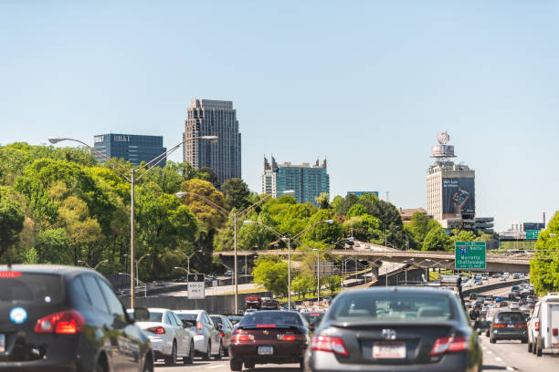 i-85 interstate 85 highway road street durante il giorno nella capitale georgia city car nel cartello di uscita del traffico per marrietta - i85 foto e immagini stock