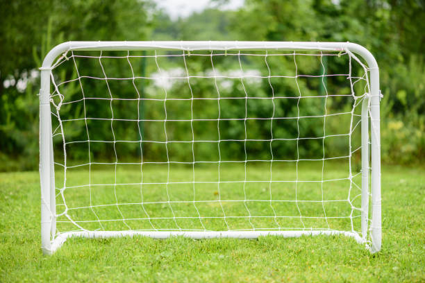 アマチュアまたはユースサッカー (サッカー) の選手のためのポータブル鋼ミニ目標 - soccer man made material goal post grass ストックフォトと画像