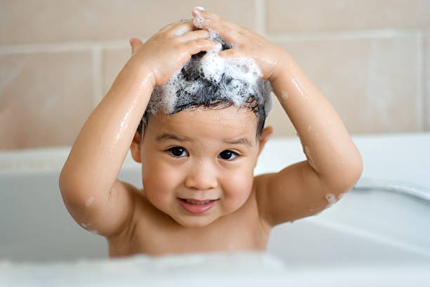 è questo il mio modo di lavare i capelli - washing hair foto e immagini stock