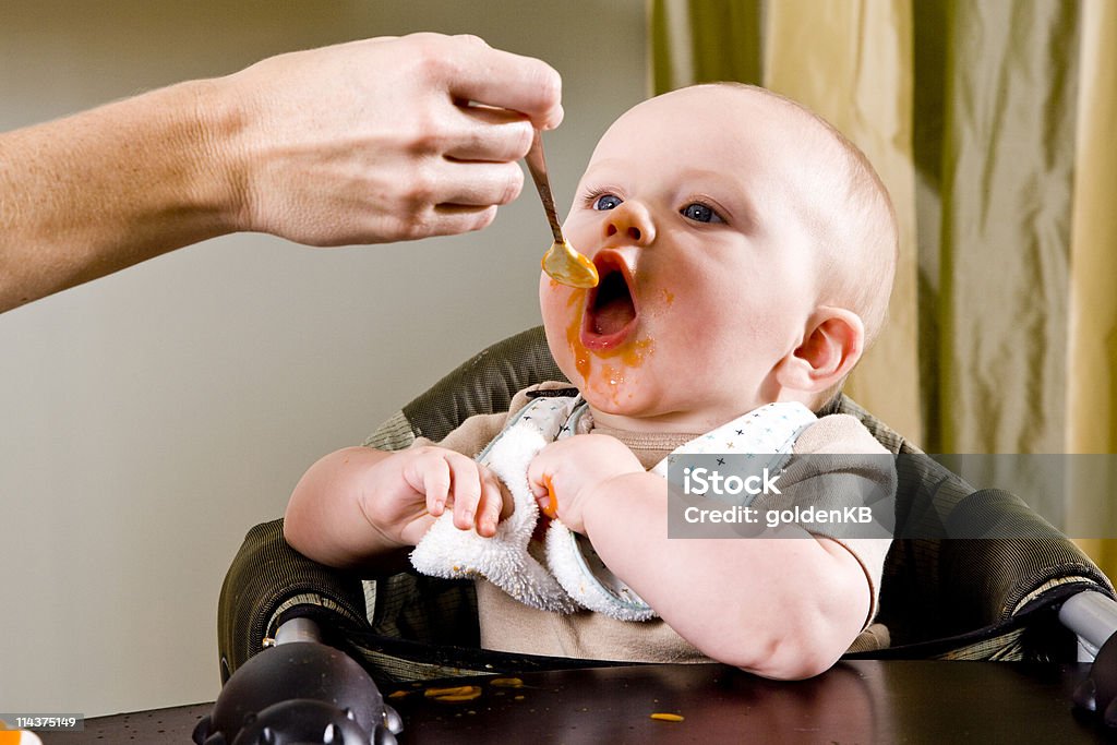 Com fome bebê comendo de colher - Foto de stock de Abrindo royalty-free