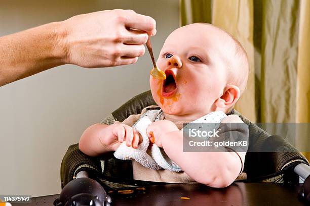 Foto de Com Fome Bebê Comendo De Colher e mais fotos de stock de Abrindo - Abrindo, Alimentar, Antecipação