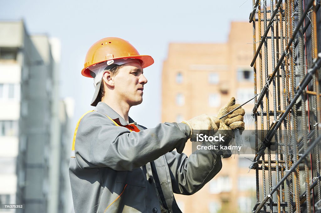 Travailleur de la construction faisant renfort - Photo de Adulte libre de droits