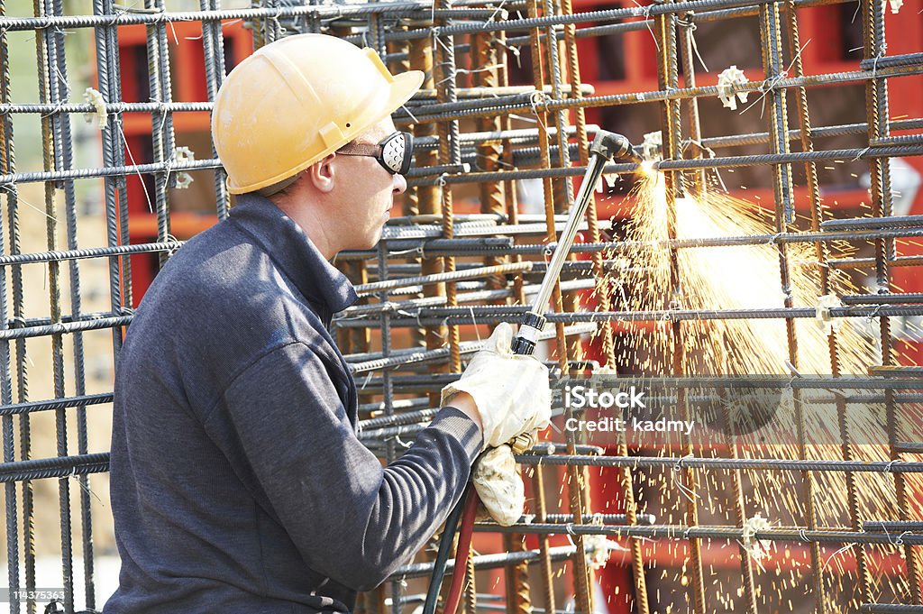 Travailleur de la construction avec équipement flamme des - Photo de Acier libre de droits