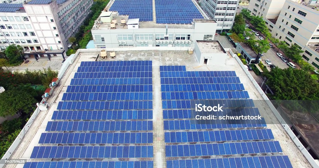paneles solares en el tejado del edificio - Foto de stock de Energía solar libre de derechos paneles solares en el tejado del edificio - Foto de stock de Energía solar libre de derechos