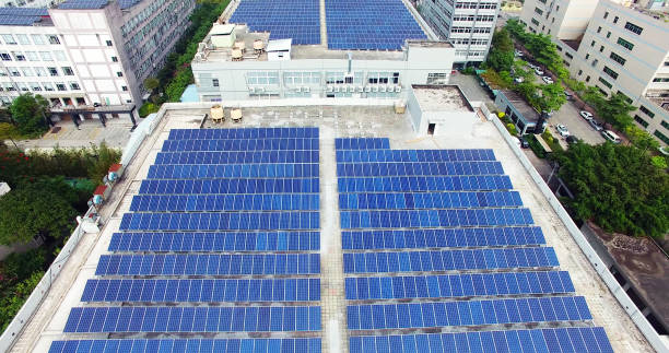 solar panels on roof of building - solar roof imagens e fotografias de stock