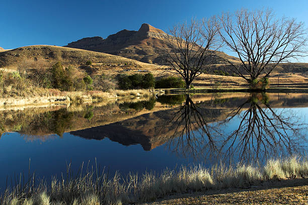 Woda odbicie górskiego Drakensberg – zdjęcie