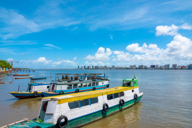 Barcos ancorados na barra dos coqueiros - foto de acervo