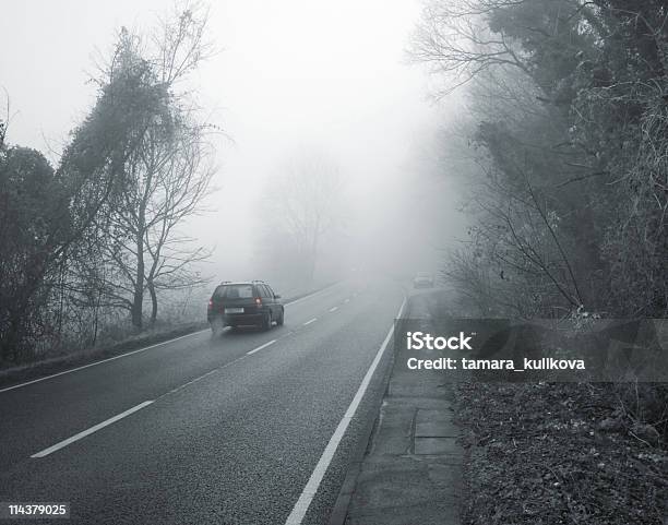 霧の Road - かすみのストックフォトや画像を多数ご用意 - かすみ, カラー画像, 写真