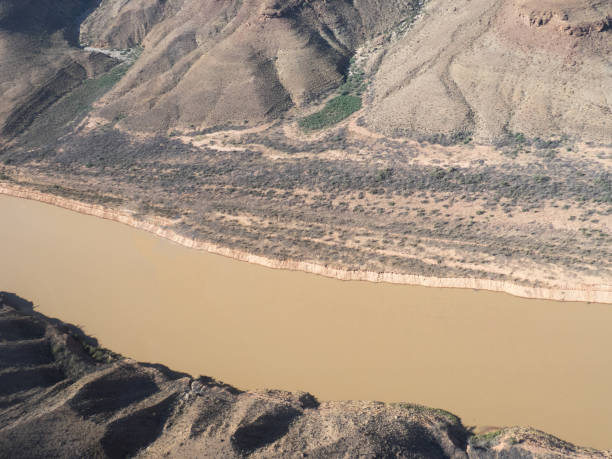 rio de colorado na garganta grande vista de um helicóptero - canyon majestic grand canyon helicopter - fotografias e filmes do acervo