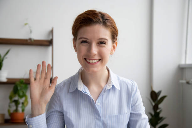 kopfschuss porträt von attraktiven lächelnden geschäftsfrau winkende hand - adult businesswoman greeting human hand stock-fotos und bilder