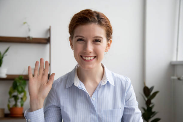 손을 흔들며 매력적인 웃는 사업가의 헤드 샷 초상화 - adult businesswoman greeting human hand 뉴스 사진 이미지