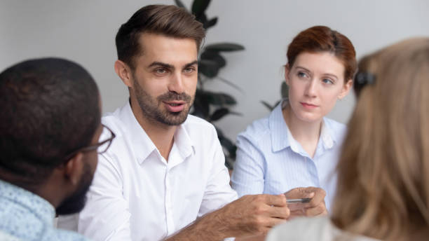vertrouwen zakenman het delen van gedachten met collega's op briefing - gesprek coaching detail stockfoto's en -beelden