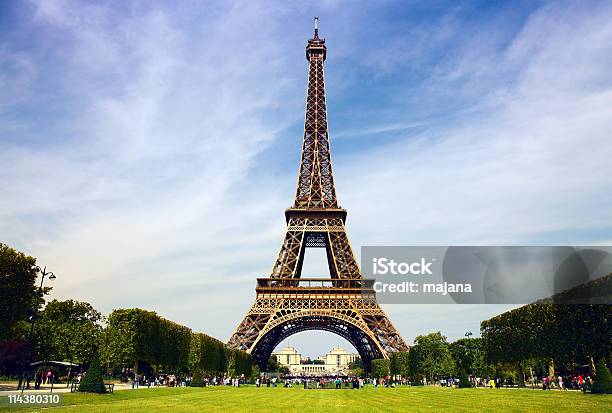 Parigi Con La Torre Eiffel - Fotografie stock e altre immagini di Architettura - Architettura, Blu, Capitali internazionali