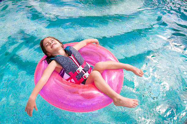 kinder, die spaß im pool - life jacket stock-fotos und bilder