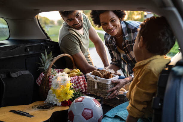 il fine settimana è un grande giorno per un picnic - car family picnic vacations foto e immagini stock