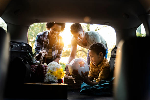 il fine settimana è un grande giorno per un picnic - car family picnic vacations foto e immagini stock