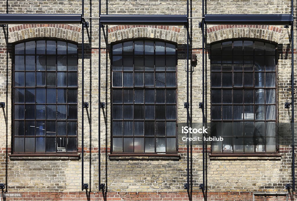 Fenêtres de vieux papier et la fermeture de l'usine de vêtements - Photo de A l'abandon libre de droits