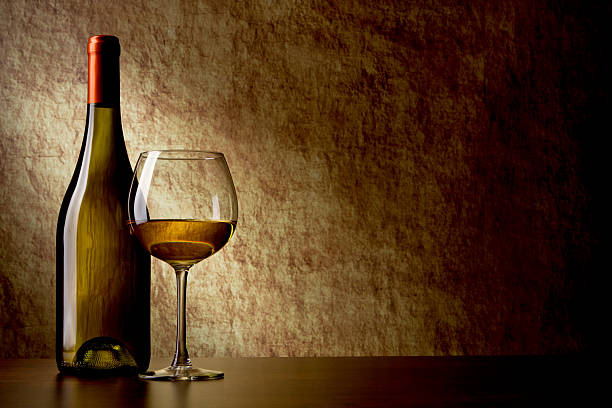 화이트 와인 1병 및 유리컵 있는 오래된 석조. 스톡 사진
