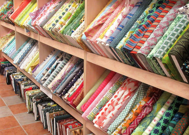 lifestyle, " bolts of colorfully patterned, cloth fabric " - negozio di tessuti foto e immagini stock
