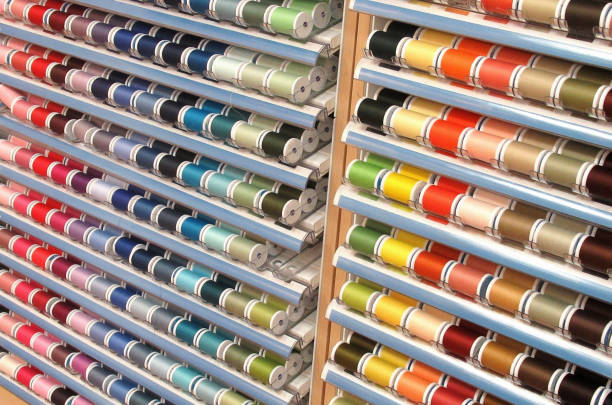 estilo de vida, "spools coloridos de hilo de coser en un estante" - seam needle textile industry thread fotografías e imágenes de stock