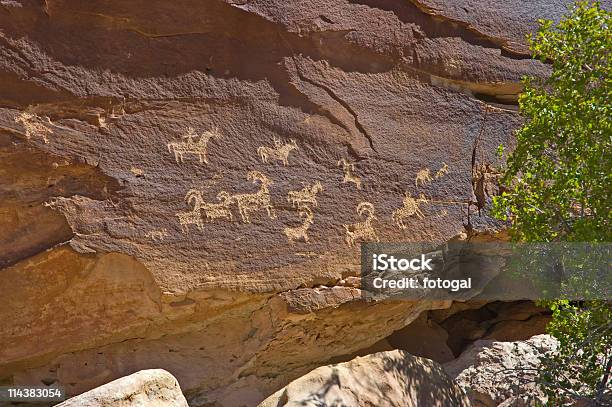 Petroglyphs En Parque Nacional De Los Arcos Utah Foto de stock y más banco de imágenes de Animal - Animal, Antiguo, Arenisca