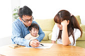 junges-paar-bei-familientreffen.jpg?b=1&s=170x170&k=20&c=_OXCsQzkQlnQMe-wQuU8w6Lzwf7CjzM8D7SV6oXpddI=
