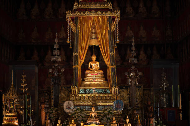 fra buddha sihing nella cappella phutthai sawan del museo nazionale. è molto venerato in thailandia, essendo considerato una seconda importanza solo per il buddha di smeraldo. - editorial thailand spirituality gold foto e immagini stock