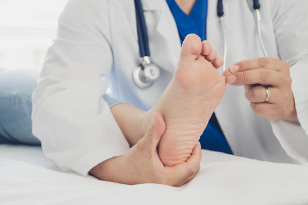 врач дает пациенту лечение ног - podiatry chiropody toenail human foot стоковые фото и изображения