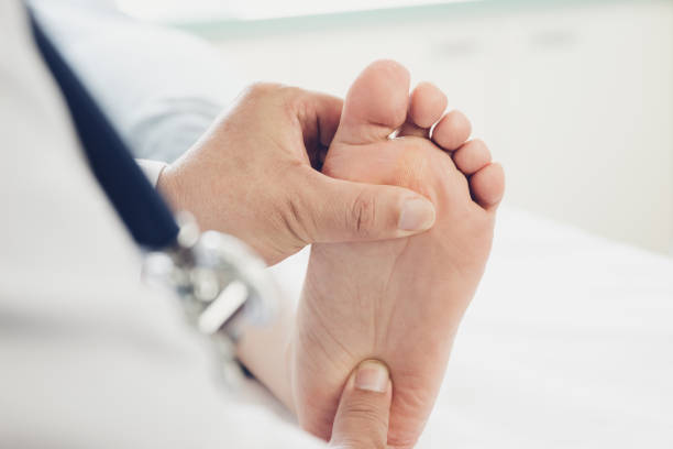 arzt, der einem patienten fußbehandlung gibt - podiatry chiropody toenail human foot stock-fotos und bilder