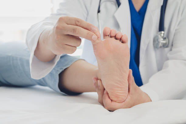 arzt, der einem patienten fußbehandlung gibt - podiatry chiropody toenail human foot stock-fotos und bilder