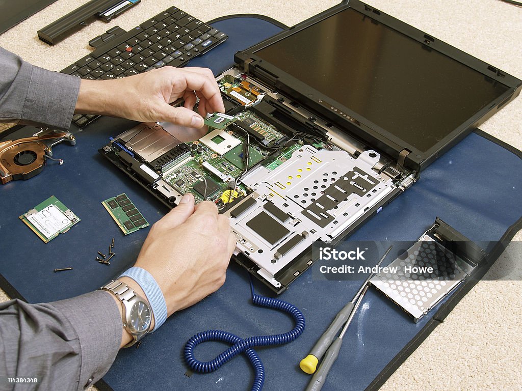 Desmontar para computadora portátil - Foto de stock de Soporte Informático libre de derechos