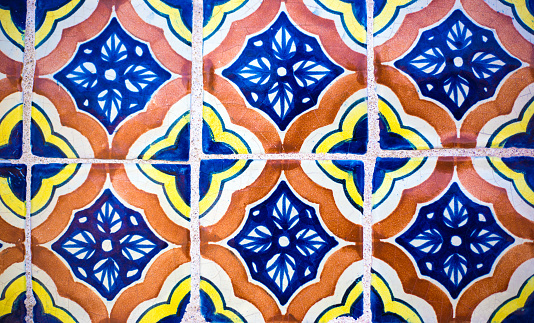 Estilo Santa Fe: vibrante pared de azulejos de Talavera photo
