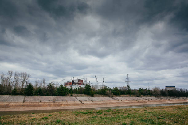 プリピャチ川の隣にあるチェルノブイリ発電所の原子炉、4番目 (爆発した)、左の石棺を持つ原子炉、右には第号、ウクライナ、東ヨーロッパ - tihange ストックフォトと画像