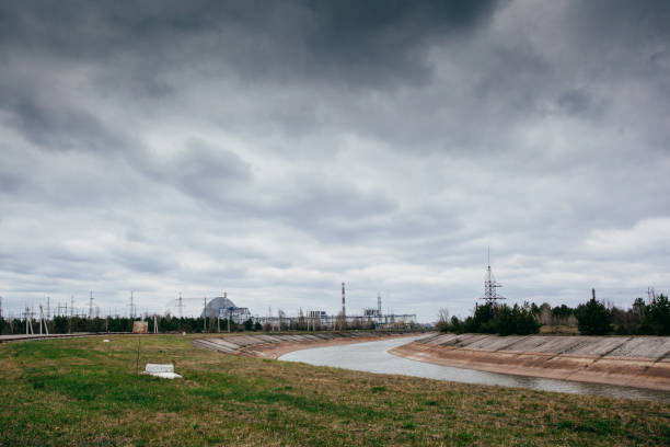 pripyat 강 옆에 chernobyl 발전소의 원자로, 왼쪽에 석 관이 있는 4 번째 (분해 된) 반응 기, 오른쪽의 제 44 회 반응 기, 제외 구역, 우크라이나, 동유럽 - tihange 뉴스 사진 이미지