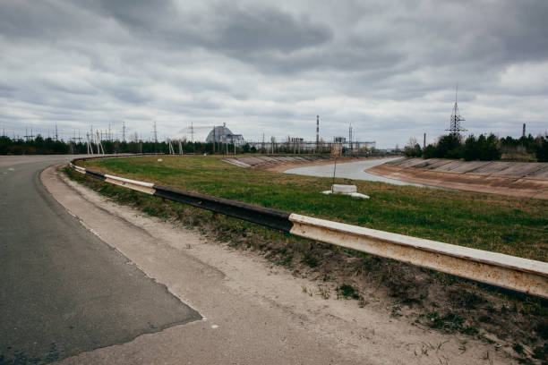 réacteurs nucléaires de la centrale électrique de tchernobyl à côté de la rivière pripyat, 4e réacteur (explosée) avec sarcophage à gauche, 3ème réacteur à droite, zone d’exclusion, ukraine, europe de l’est - tihange photos et images de collection