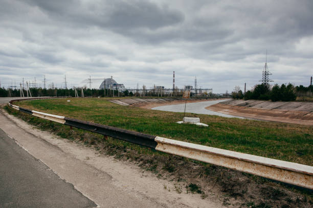 pripyat 강 옆에 chernobyl 발전소의 원자로, 왼쪽에 석 관이 있는 4 번째 (분해 된) 반응 기, 오른쪽의 제 44 회 반응 기, 제외 구역, 우크라이나, 동유럽 - tihange 뉴스 사진 이미지