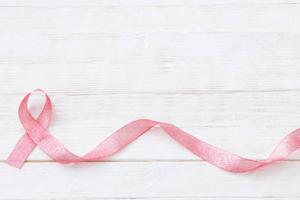 розовая лента как символ борьбы с раком молочной железы - breast cancer pink ribbon alertness стоковые фото и изображения