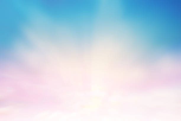 ciel de nuages de soleil pendant le fond de matin. bleu, blanc ciel pastel, lentille focale douce lumière du soleil. abstrait flou cyan dégradé de nature paisible. vue ouverte sur les fenêtres beau printemps d’été - open sky cloudscape cloud photos et images de collection