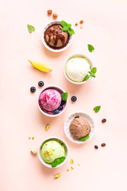 다양 한 과일과 딸기 아이스크림 - vanilla ice cream ice ice cream organic 뉴스 사진 이미지