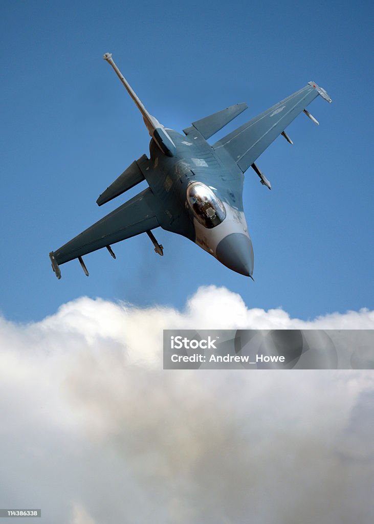 F - 16 Falcon sur nuage - Photo de Avion de chasse libre de droits