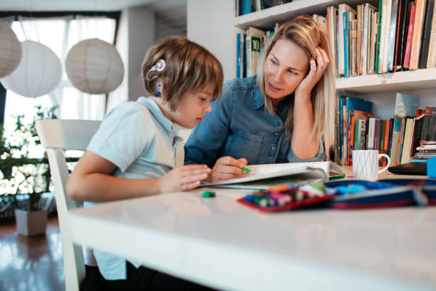 mère et son fils faisant des devoirs - deaf photos et images de collection