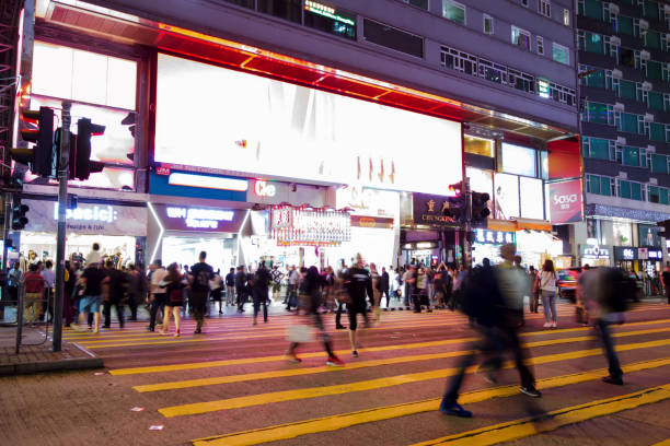 tsim sha tsui, hong kong-07 novembro, 2018: os povos andam no distrito de tsim sha tsui. tsim sha tsui é uma das principais áreas comerciais de hong kong. - hong shopping night skyline - fotografias e filmes do acervo