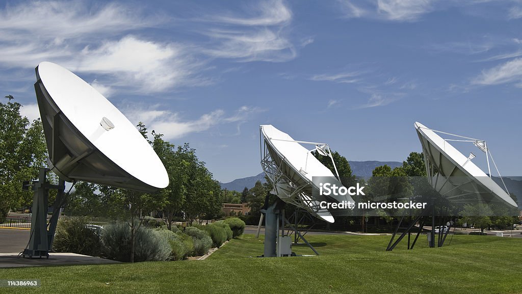 Stazione televisiva Up-link-Download/antenne radio Media - Foto stock royalty-free di Cielo