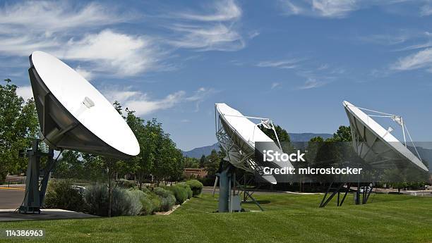 Stazione Televisiva Uplinkdownload Antenne Radio Media - Fotografie stock e altre immagini di Cielo