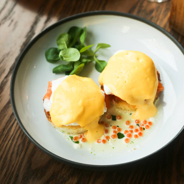 huevos benedict con salmón ahumado - smoked salmon cooking copy space food fotografías e imágenes de stock