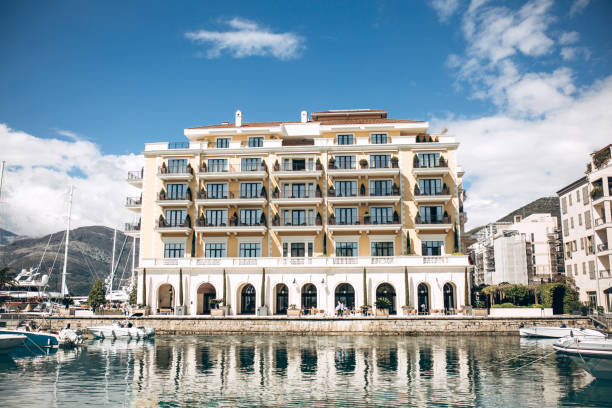 widok na architekturę tivat - tivat montenegro apartment porto montenegro zdjęcia i obrazy z banku zdjęć