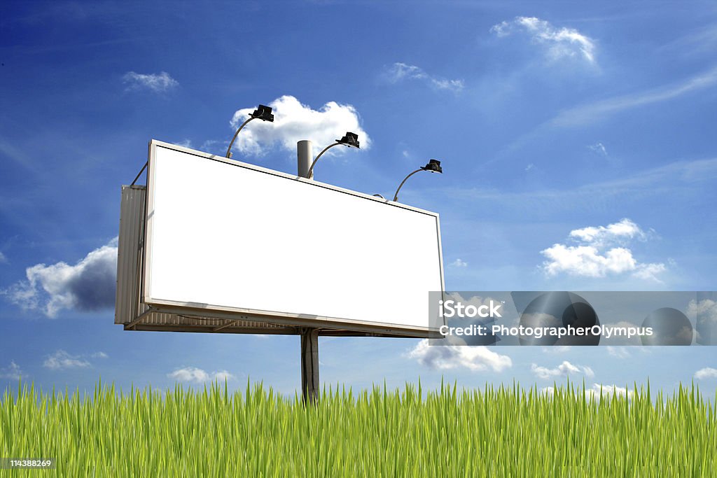 Billboard nel prato - Foto stock royalty-free di Erba