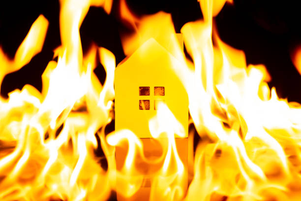 大きな火の中の家 - gasoline arson fire match ストックフォトと画像