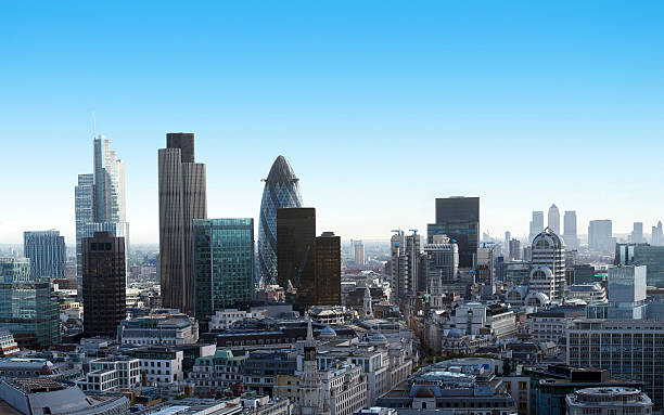 finanzen in der londoner city und canary wharf - london england canary wharf skyline cityscape stock-fotos und bilder